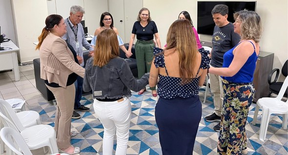 #PraTodosVerem: Na fotografia aparece um grupo pessoas, de mãos dadas, formando uma ciranda ou c...
