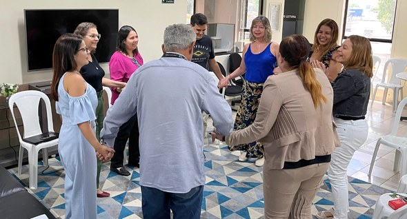 #PraTodosVerem: Na fotografia aparece um grupo pessoas, de mãos dadas, formando uma ciranda ou c...