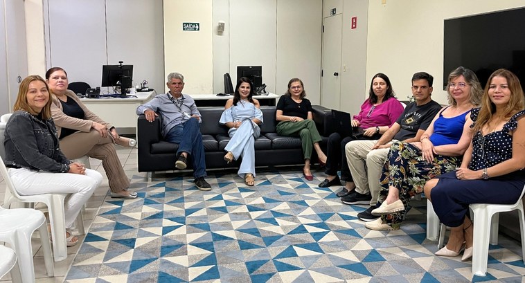 #PraTodosVerem: Na fotografia aparece um grupo de nove pessoas, composto por três homens e seis ...