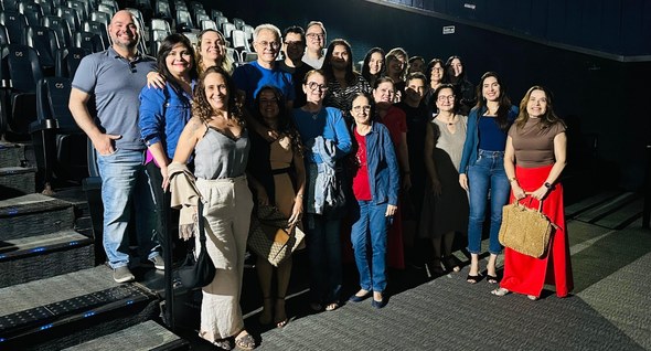 “Sétima ArTRE” reúne servidores do TRE-PB em estreia de filme_1 #PraTodosVerem: Na fotografia aparece um grupo de pessoas, posando juntas, sorridentes, em uma d...