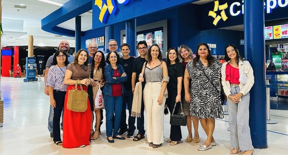 “Sétima ArTRE” reúne servidores do TRE-PB em estreia de filme_2 #PraTodosVerem: Na fotografia aparece um grupo pessoas, posando em frente à fachada um cinema. T...