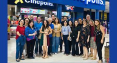 #PraTodosVerem: Na fotografia aparece um grupo pessoas, posando em frente à fachada um cinema. T...