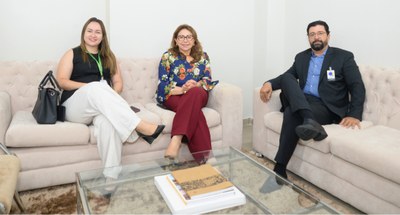 #PraTodosVerem: Na fotografia aparecem duas mulheres e um homem, sentados em um sofá, sugerindo ...
