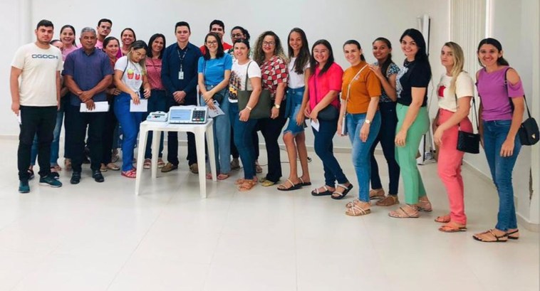 40ª ZE realiza capacitação de mesários para Eleição do Conselho Tutelar 2023 #PraTodosVerem: Na fotografia aparecem homens e mulheres em pé, posando. A frente deles aparece ...