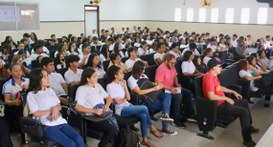 #PraTodosVerem: Na fotografia aparecem diversas alunas e alunos, sentados em um auditório.