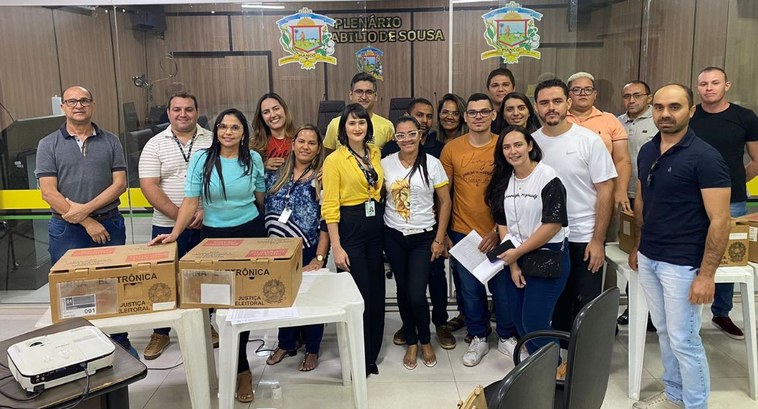 #PraTodosVerem: Na fotografia aparecem posando em pé, os participantes do treinamento de ALVTs d...