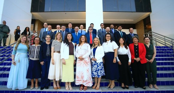 Foto 1: #PraTodosVerem: Na fotografia aparece um grupo de pessoas posando para uma foto oficial ...