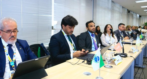 Foto 2: #PraTodosVerem: Na fotografia aparece um grupo de pessoas sentadas ao longo de uma mesa ...