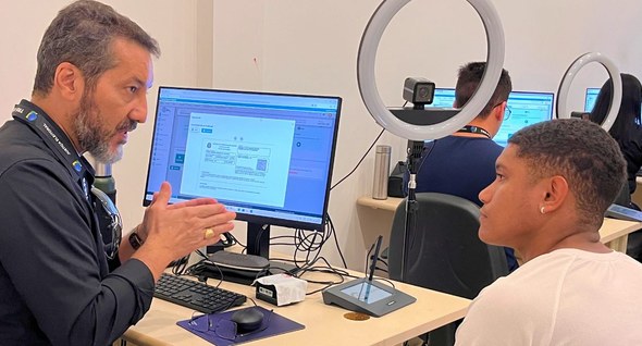 #PraTodosVerem: Na fotografia aparece um servidor atendendo um eleitor no posto do Mangabeira Sh...