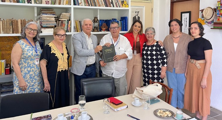 Acervo da Fundação José Américo deverá integrar Museu da Justiça Eleitoral #PraTodosVerem: Na fotografia aparece um grupo de oito pessoas, dois homens e seis mulheres, em ...