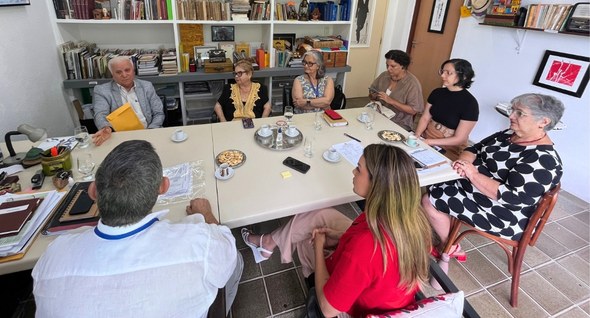 Acervo da Fundação José Américo deverá integrar Museu da Justiça Eleitoral_2 #PraTodosVerem: Na fotografia aparece um grupo de pessoas, sentados à mesa, em uma sala com esta...