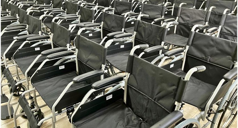 #PraTodosVerem: Na fotografia aparecem cadeiras de rodas alinhadas em fileiras
