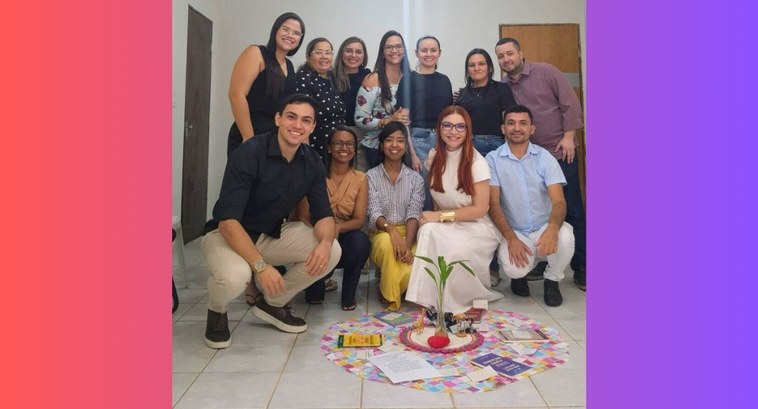 #PraTodosVerem: Na fotografia, aparecem 12 pessoas posando para a foto de duas fileiras, sendo q...