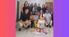 #PraTodosVerem: Na fotografia, aparecem 12 pessoas posando para a foto de duas fileiras, sendo q...