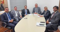 #PraTodosVerem: Na fotografia aparecem seis homens reunidos em torno de uma mesa posando para a ...