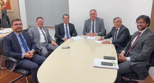 #PraTodosVerem: Na fotografia aparecem seis homens reunidos em torno de uma mesa posando para a ...