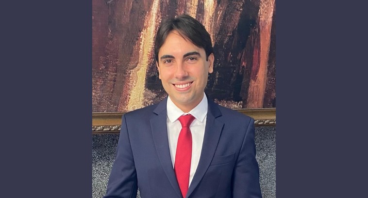 Advogado Rodrigo Clemente de Brito Pereira é o novo membro do TRE-PB #PraTodosVerem: Homem vestindo terno, posando.