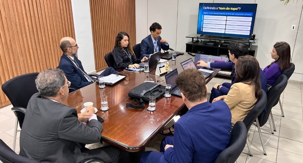 #PraTodosVerem: Na fotografia aparecem homens e mulheres, sentados em cadeiras de couro preto, e...