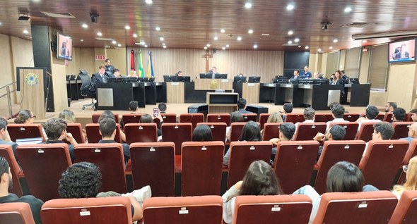 #PraTodosVerem: Na fotografia aparece o interior de um plenário ou auditório, visto de trás, ond...