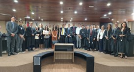 #PraTodosVerem: Na fotografia aparece um grande grupo de pessoas, composto por homens e mulheres...