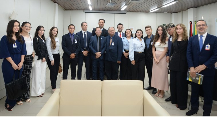 Alunos de Direito do Unipê visitam o TRE-PB e acompanham Sessão #PraTodosVerem: Na fotografia aparecem pessoas posando, em pé, na Sala da Presidência do Tribuna...
