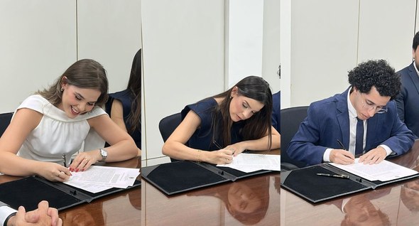 Analistas judiciários aprovados em concurso tomam posse no TRE-PB PraTodosVerem: Na fotografia aparece uma montagem contendo a foto dos três aprovados assinando t...