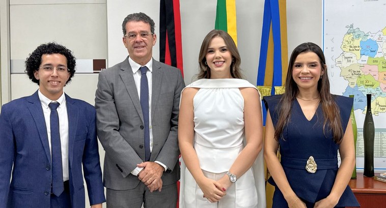 Analistas judiciários aprovados em concurso tomam posse no TRE-PB PraTodosVerem: Na fotografia aparece o presidente ao TRE-PB posando com os três servidores empos...