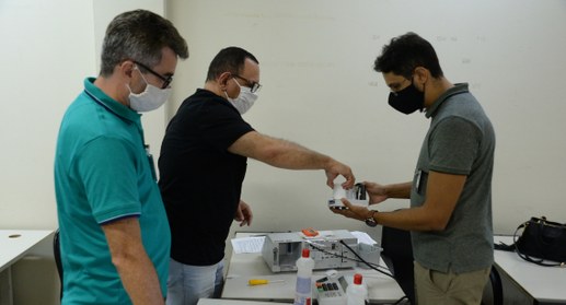 #PraTodosVerem: Na fotografia aparecem três homens usando máscaras de proteção facial, reunidos ...