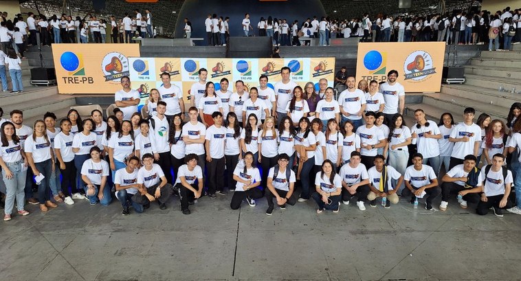 #PraTodosVerem: Na fotografia aparece um grupo grande de pessoas sendo, incluindo membros da cor...