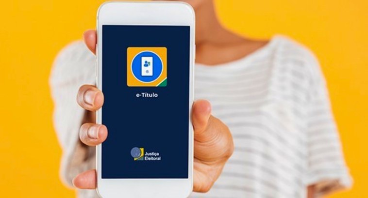 App e-Título atinge marca de mais de 81,5 milhões de emissões nas Eleições 2024 #PraTodosVerem: Na fotografia aparece uma pessoa segurando um smartphone com o aplicativo e-Títu...