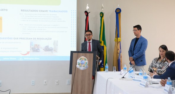 Foto 1: #PraTodosVerem: Na fotografia aparece dois homens em pé. Um deles, à esquerda, está fala...