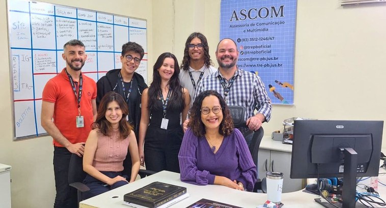 Assessoria de Comunicação do TRE passa por aquisições e modernização #PraTodosVerem: Na fotografia aparece um grupo de pessoas, em um ambiente de trabalho; à esquerd...
