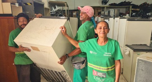 #PraTodosVerem: Na fotografia uma mulher ao lado de dois homens, que são catadores de material r...