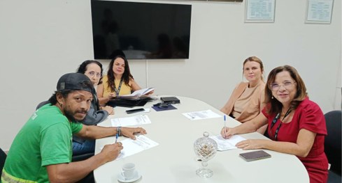 #PraTodosVerem: Na fotografia uma mulher ao lado de dois homens, que são catadores de material r...