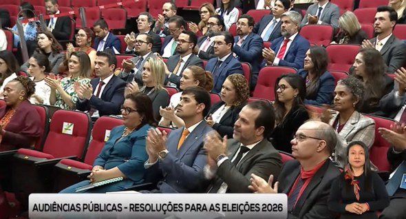 audiencias_publicas_1 Foto 1: #PraTodosVerem: Na fotografia aparece uma plateia em um auditório com poltronas vermelha...