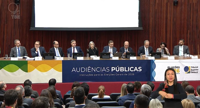 audiencias_publicas_capa Foto de Capa: #PraTodosVerem: Na fotografia aparece uma mesa composta por dez autoridades em um ...