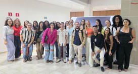 #PraTodosVerem: Na fotografia, aparece um grupo de estudantes e servidores em pé, posando para a...