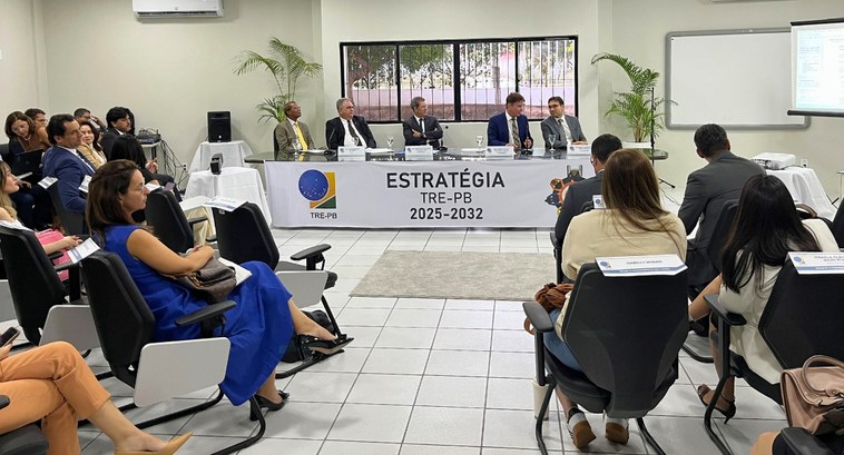 Avanços e entregas marcam a 4ª Reunião da Estratégia em Campina Grande_2 #PraTodosVerem: Na fotografia aparece uma sala de reuniões com diversas pessoas sentadas em cade...