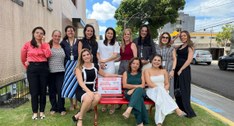 #PraTodosVerem: Na fotografia aparece um grupo de mulheres em torno do Banco vermelho instalado ...