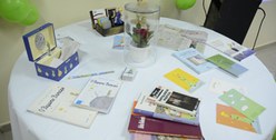 Mesa decorada com livros e apetrechos