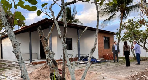 #PraTodosVerem: Na fotografia de capa aparecem dois funcionários no Fórum Eleitoral de Campina G...