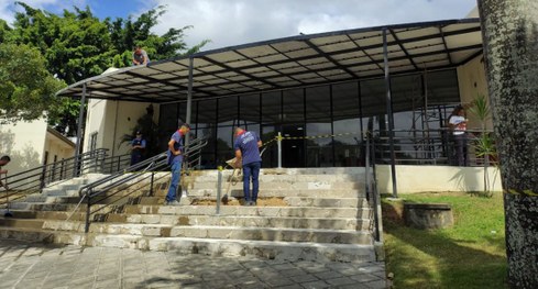 #PraTodosVerem: Na fotografia de capa aparecem dois funcionários no Fórum Eleitoral de Campina G...