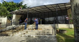 #PraTodosVerem: Na fotografia de capa aparecem dois funcionários no Fórum Eleitoral de Campina G...