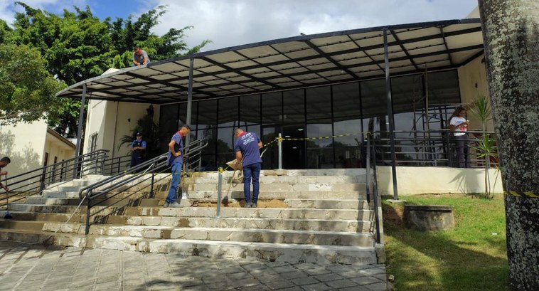 Campina Grande, Alagoa Grande e Pocinhos estão reta final de reforma_CAPA #PraTodosVerem: Na fotografia de capa aparecem dois funcionários no Fórum Eleitoral de Campina G...