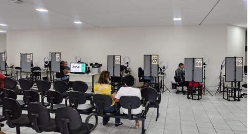 #PraTodosVerem: Na fotografia de capa aparecem dois funcionários no Fórum Eleitoral de Campina G...