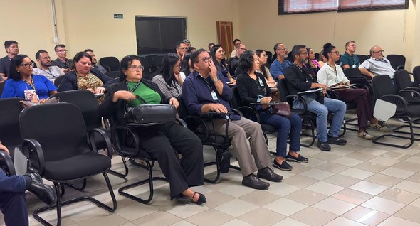 #PraTodosVerem: Na fotografia interna 1 aparecem servidores e servidoras sentados com olhares at...