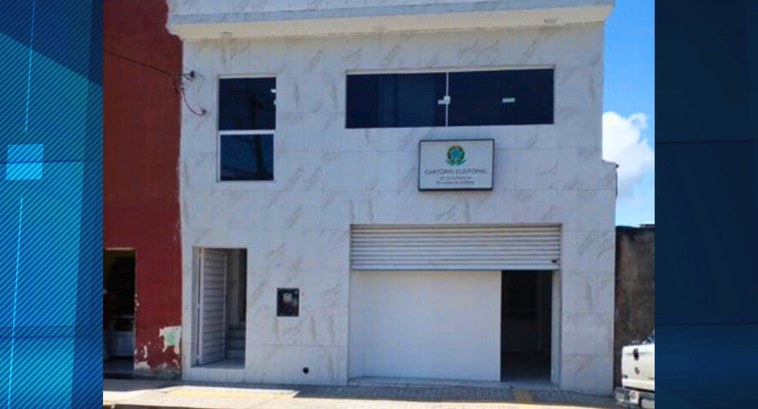 #PraTodosVerem: Na fotografia aparece um prédio de dois andares com a fachada de azulejos branco...
