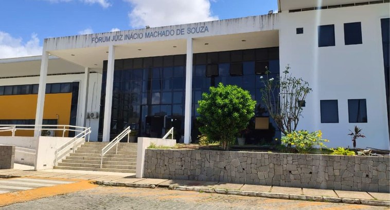 Cartório da 61ª Zona Eleitoral de Bayeux muda para novo endereço #PraTodosVerem: Na fotografia aparece o Fórum Juiz Inácio Machado de Souza, na cidade de Bayeux/...