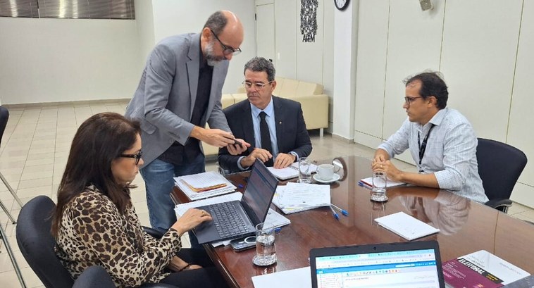 Cartórios de 20 zonas eleitorais da Paraíba vão receber melhorias #PraTodosVerem: Na fotografia aparecem pessoas reunidas em torno de uma mesa sugerindo uma reunião.