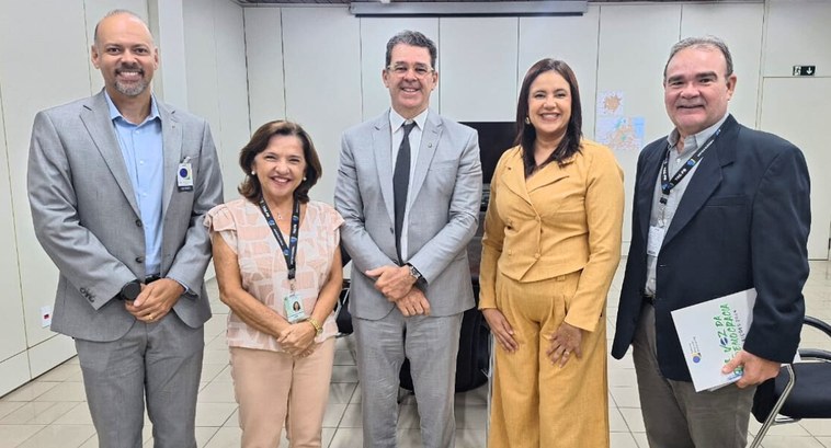 Cartórios Eleitorais terão cartão corporativo para pequenas despesas #PraTodosVerem: Na fotografia aparecem duas mulheres e três homens, ladeados, posando em pé, na ...